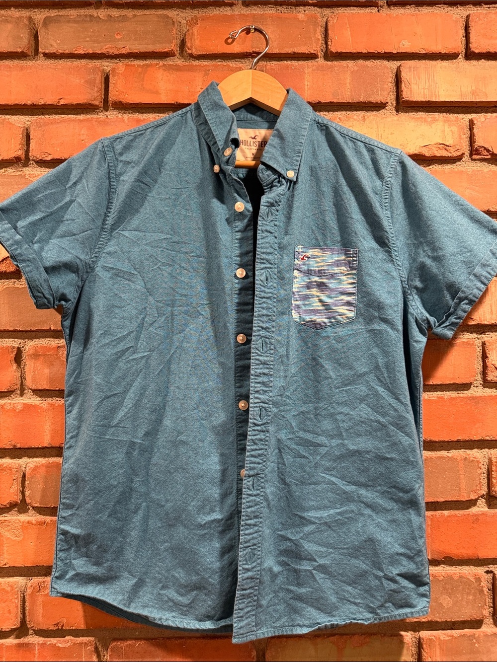 Hollister Short-Sleeve Button-Down Shirt in Teal with Patterned Pocket